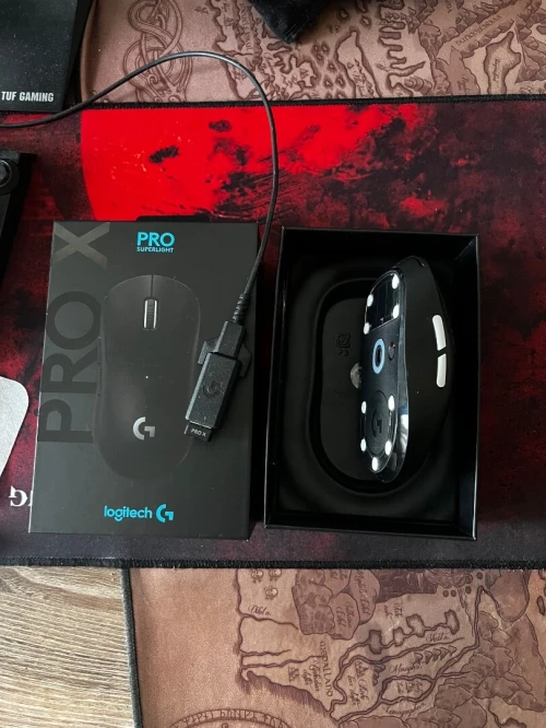 Logitech g pro superlight 1 en très bon état 