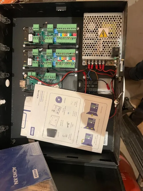 Contrôleur de porte avec module Wiegand et alimentation en boitier, 1000 utilisateurs, 3000 cartes ( max 3 cartes/utilisateur), supporte 4