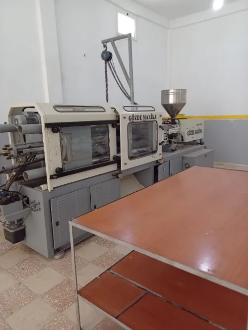 Machine injection plastique 200t 