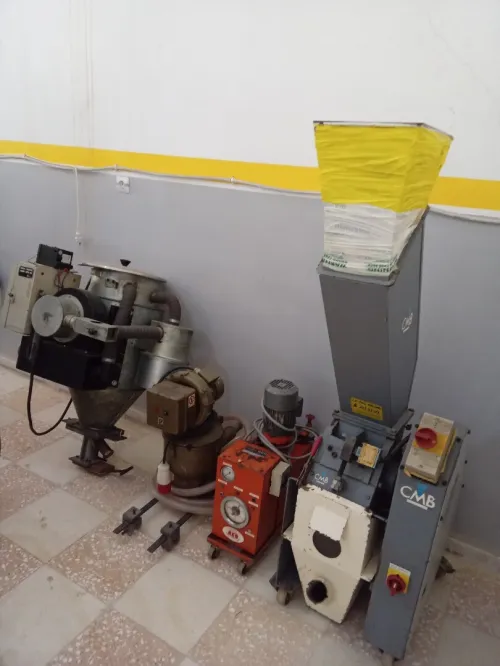Machine injection plastique 200t 