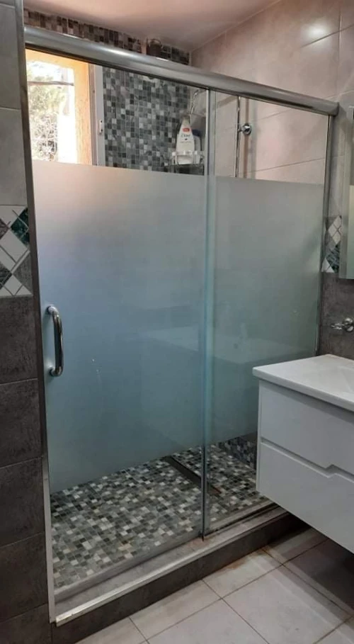 Cabine de douche et vitrines en verre trempé 