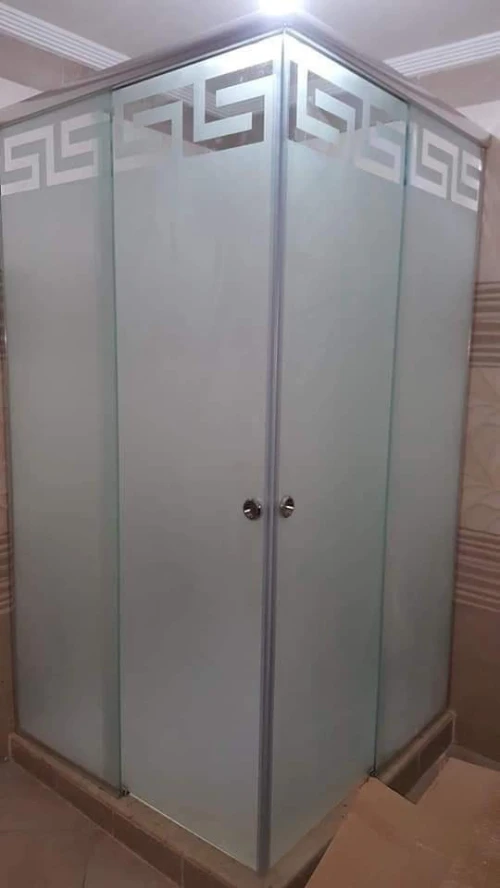 Cabine de douche et vitrines en verre trempé 