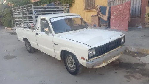 Mazda B1600 1983 Blanc