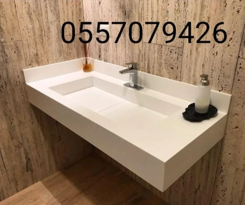 Lavabo incliné siphon central caché en CORIAN