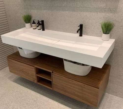 Lavabo incliné siphon central caché en CORIAN