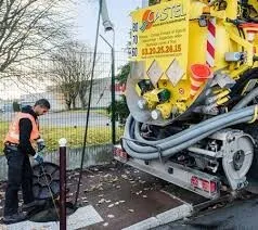 Camion vidange déboucher regarde toilette