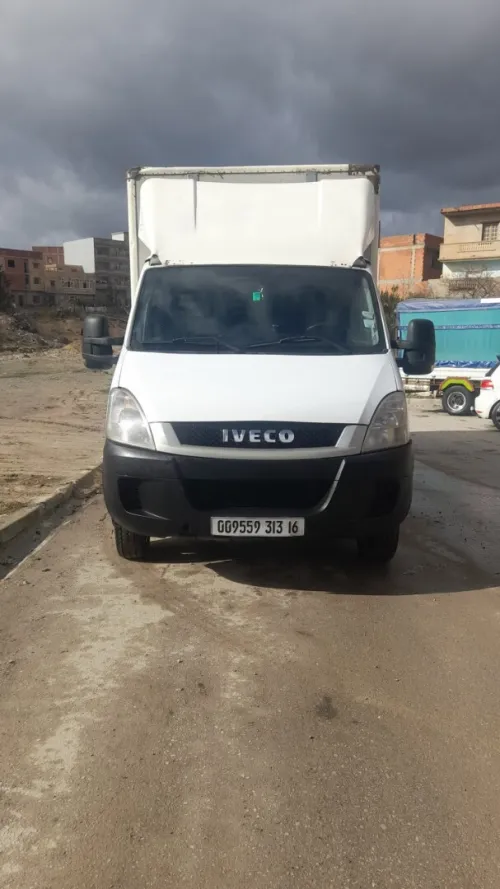 Location fourgon sans chauffeur Iveco équiper caisse conteneur