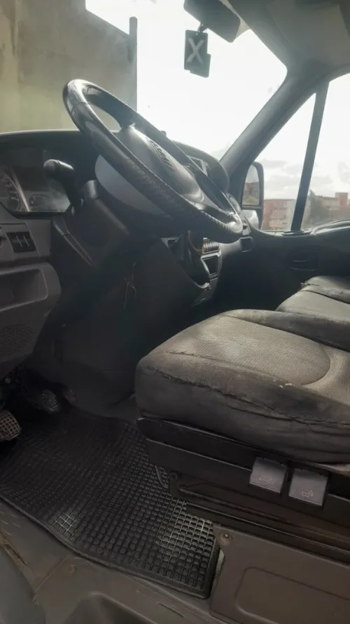 Location fourgon sans chauffeur Iveco équiper caisse conteneur