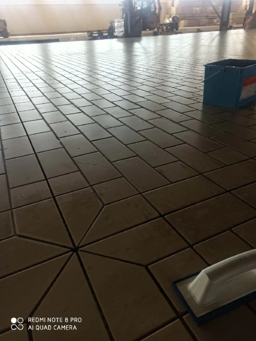 Pose de carreaux anti acides et anti bactéries dans les usines et les entrepôts