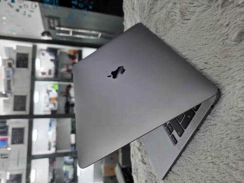 Macbook Pro M2 16GB 256GB batterie 100% Cycle 7