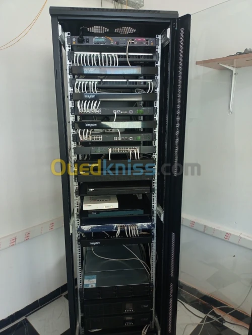 Réseau informatique, standard téléphonique, caméra de surveillance, réseau sans fil 