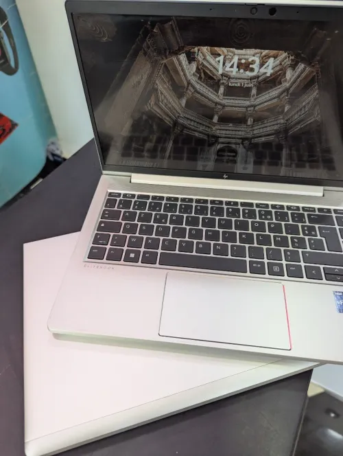 HP ELITEBOOK 640 G10 Processeur Intel Core i5-1345U 12 Mo de cache, jusqu'à 4,70 GHz RAM 16GB 3200MHz DISQUE 512GB SSD 14" FULL HD TACTILE Facial Lecteur D'empreintes Digitale Graphiques Intel Iris Xe