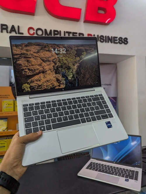 HP ELITEBOOK 640 G10 Processeur Intel Core i5-1345U 12 Mo de cache, jusqu'à 4,70 GHz RAM 16GB 3200MHz DISQUE 512GB SSD 14" FULL HD TACTILE Facial Lecteur D'empreintes Digitale Graphiques Intel Iris Xe