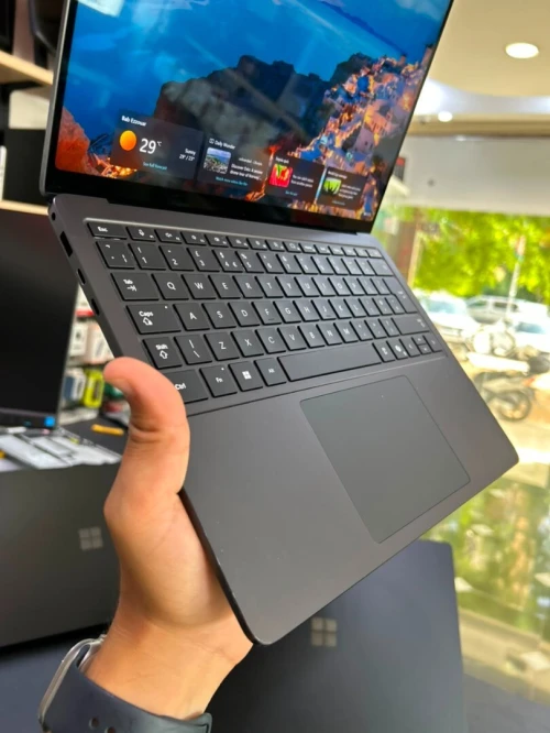 MICROSOFT SURFACE LAPTOP 7 Intel Core Ultra 7 266V 12M Cache, jusqu'à 5,00 GHz Intel AI Boost RAM 16GB  DISQUE 256GB SSD NVMe PCIe 4.0 Ecran : 13.5" 2k Tactile Intel Arc 140V GPU 8GB