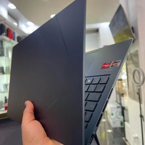 ASUS ZENBOOK UM3504D AMD Ryzen 7 7735U  8-cœurs 16- threads  32GB 1TB SSD 15.6 FULL HD