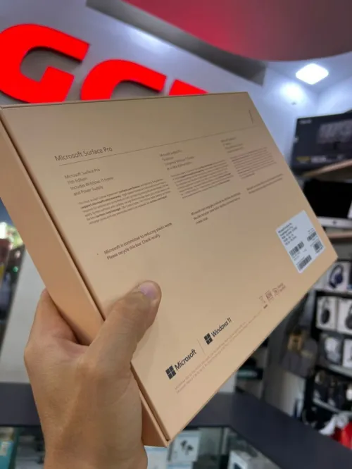 Microsoft Surface Pro 11Th  Processeur : Qualcomm Snapdragon X Plus  16 Go de RAM stockage 512 Go SSD