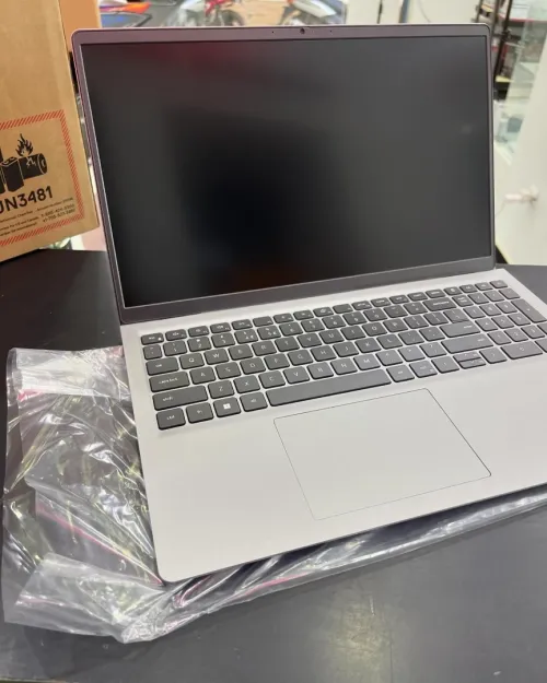 DELL VOSTRO 3520 Intel Core i7-1255U 12 Mo . à 4,70 GHz 8GB 512GB SSD  15.6 FULL HD 120Hz  MX550