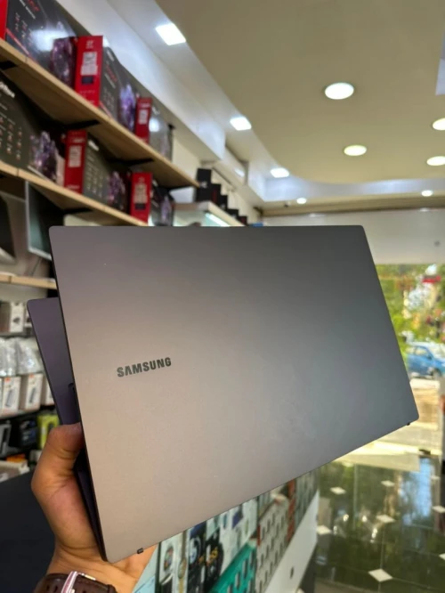 SAMSUNG GALAXY BOOK 3 Processeur Intel Core i3-1315U 10 Mo de cache à 4,50 GHz, 8Go 256GB 15.6 FHD