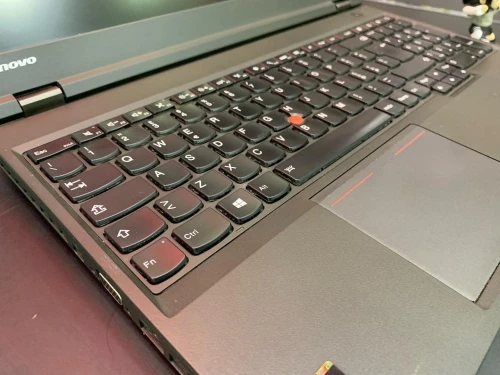 LENOVO THINKPAD T540 Intel Cor i5-4210M 3 Mo de cache, jusqu'à 3,20 GHz 4GB 320GB HDD 15.6"