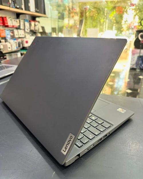 LENOVO THINKPAD P16S Gen 2 AMD Ryzen 7 Pro 7840U 3.3GHz  16MB à 5.1 GHz 32GB 512GB SSD 16 FULL HD+ 