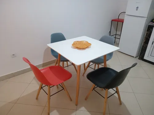 Table avec quatre chaises