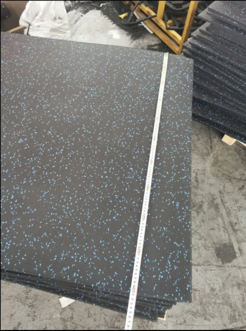 Tapis gomme, terrain de sport , salle de sport revêtements epdm , gomme gazon, 
