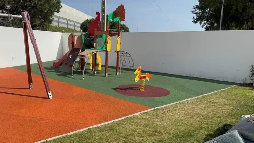 Air de jeux , revêtements Terrain de sport, gomme synthétique acrylique epdm, salle de sport 