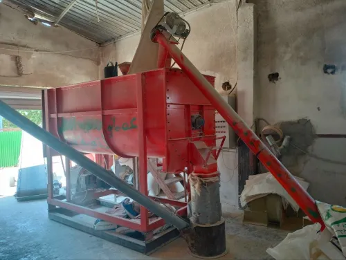 رحى علف دواجن و انعام Moulin a aliments pour bétail - bon état