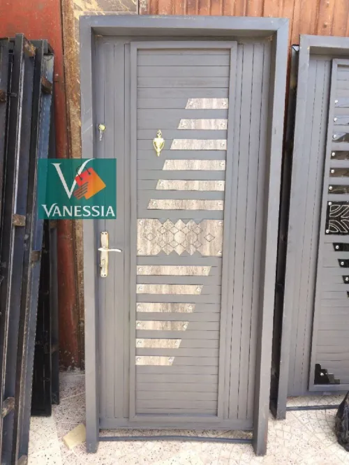 Porte d'entrée en fer avec plaque inox  Double Vachette 