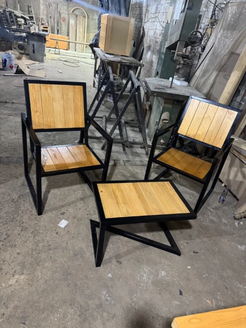 Chaise et table dar l'art alger