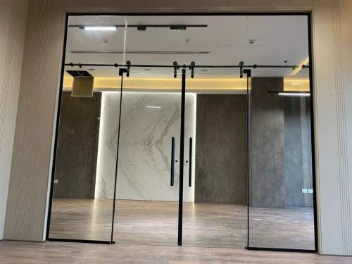 Porte vitrine et séparation en verre 