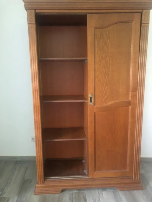 Armoire en bois avec porte coulissante
