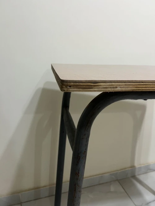 Chaises dattente , table détude