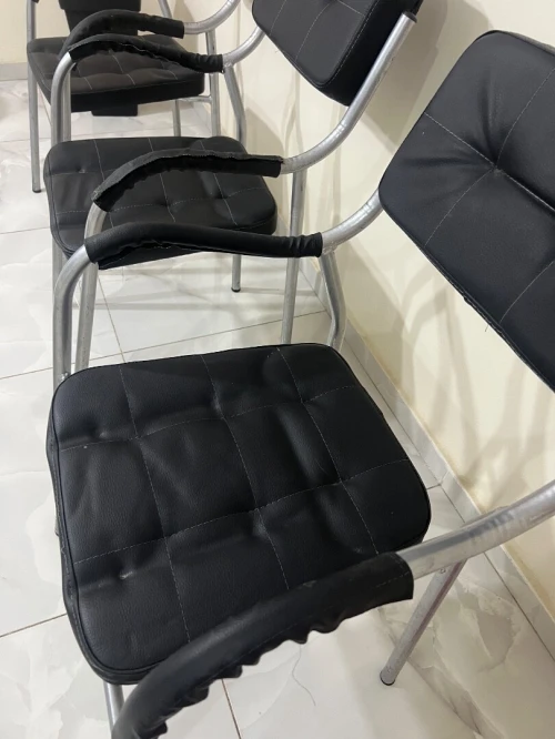 Chaises dattente , table détude