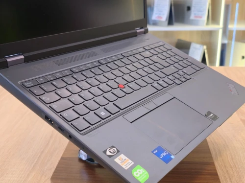 ( VENDU ) Station Lenovo ThinkPad P16 i7-12850HX 16G 512G RTX 2000 ADA 8G 16" IPS