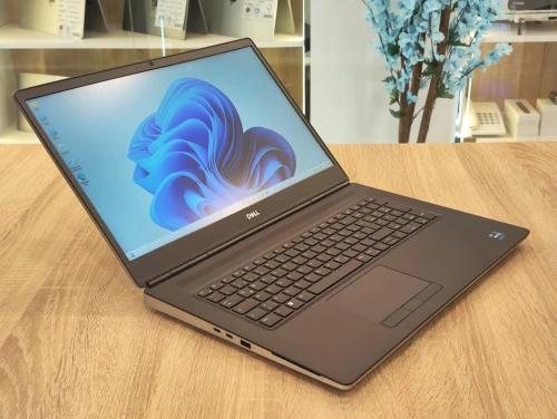 (VENDU) Dell Precision 7760 Xeon W-11855M 32Go 1TB NVMe T1200 4Go 17.3" FHD IPS
