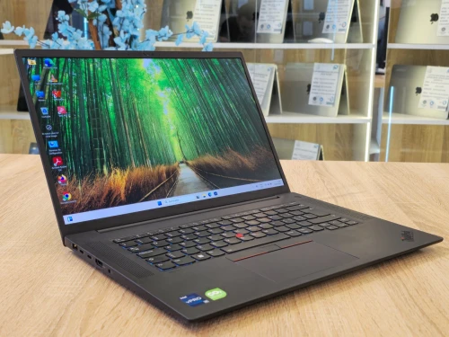 ( VENDU ) STATION LENOVO THINKPAD P1 GEN-6 I9-13900H 64G 1T RTX2000 ADA 8G 16G 16' 4K TACTIL