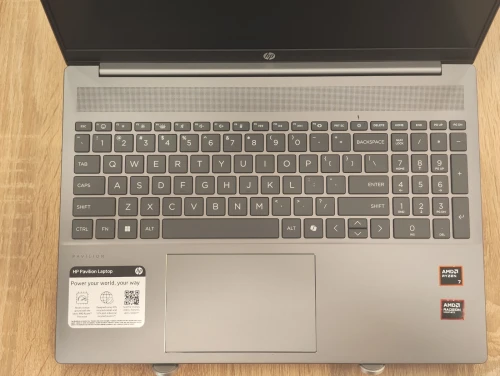 HP Pavilion 16-AG0070WM Ryzen 7 8840U 8Go DDR5 512GB NVMe 16" FHD IPS 