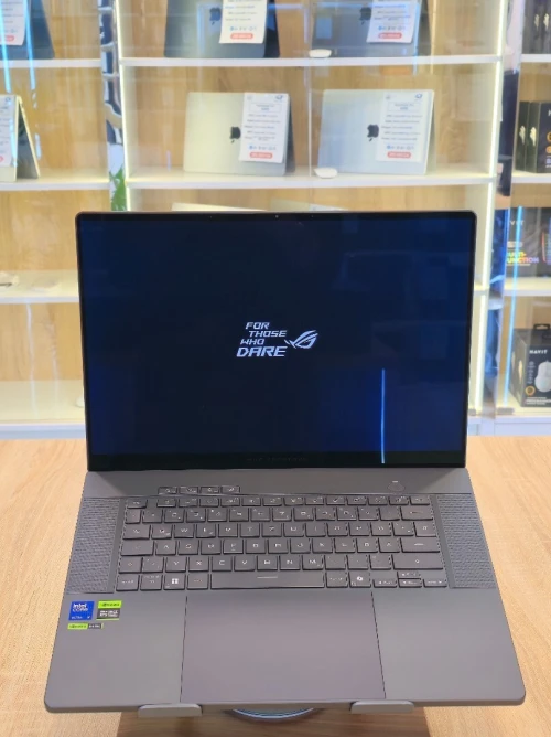 (VENDU) ASUS ROG ZEPHYRUS G16 2025 ULTRA 9 285H 32GB 1TB RTX 5070 16'' 2.5K OLED 240HZ