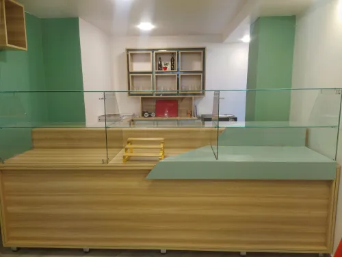  Comptoir, présentoir, tables, chaises, meuble.