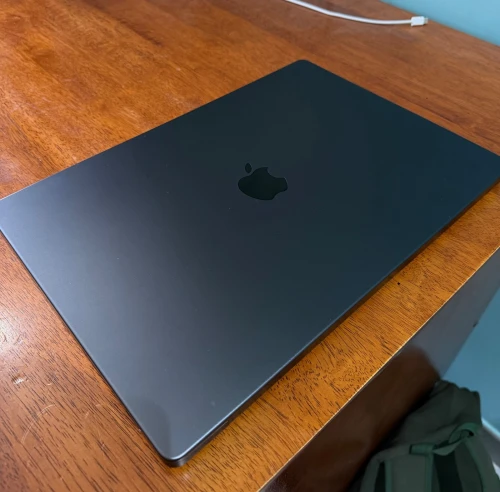 MacBook M3 Pro 2024 / 16-inch