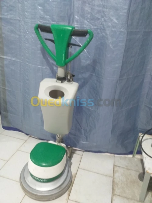 Mono brosse et tondeuse de gazon
