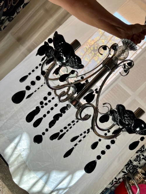 Lustre et vaisselle neuve
