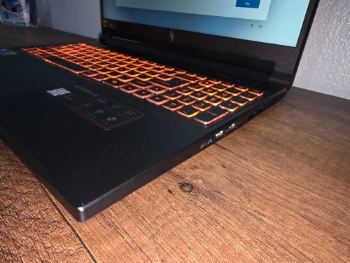 ACER NITRO V16 Core 7 240 RTX 5060 8GB