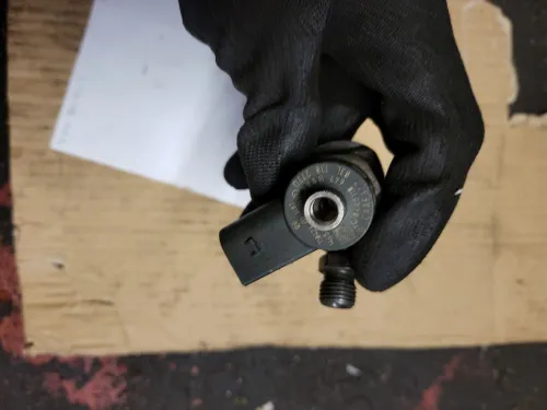 INJECTEUR  PASSAT GOLF 03L130277J