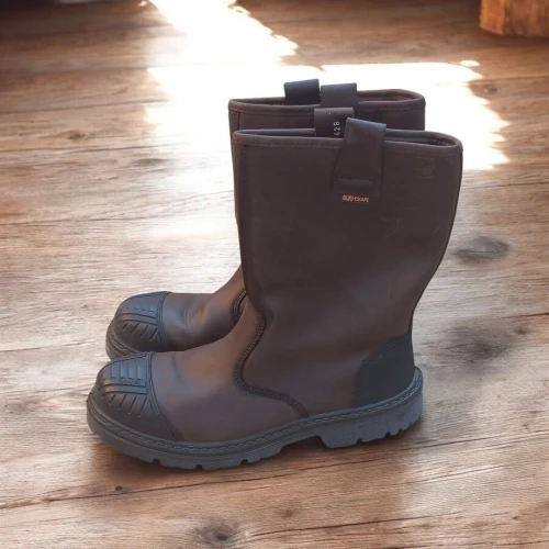Bottes de travaille en cuir 100% jamais porté en excellent état 