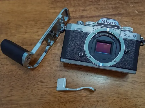 appareil photo nikon zfc  2k seulement + objectif nikkor z 40mm +f2.0 + smallrig L bracket