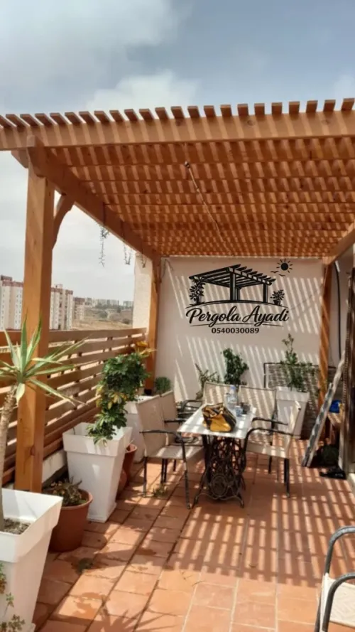 Pergola en bois rouge