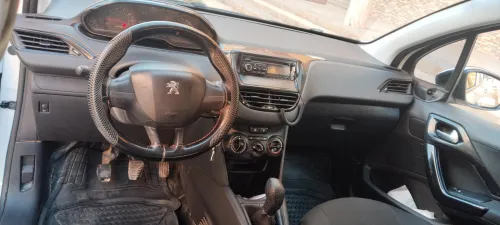 Peugeot 208 2015 Silver Line