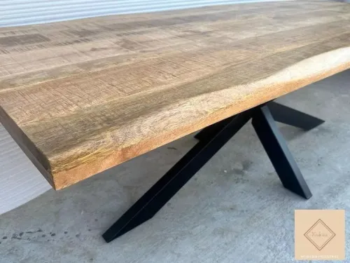 Table modern irrégulière 